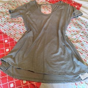 **One day sale** Adorable partial open back shirt!