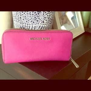 Michael Kors Jet Set Zippy Wallet