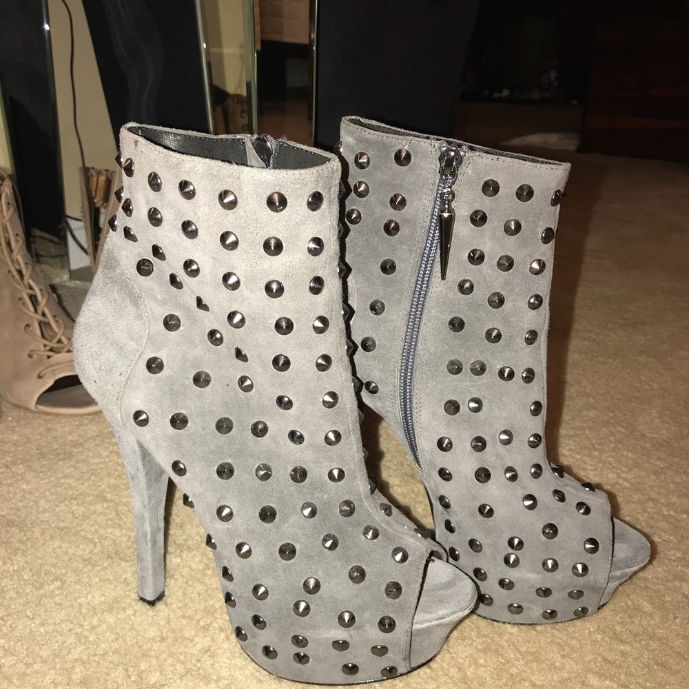 Rock & Republic Gabriel gray suede booties