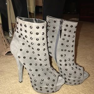 Rock & Republic Gabriel gray suede booties