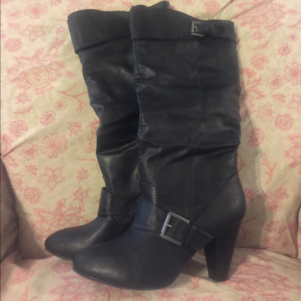 Gorgeous black boots.