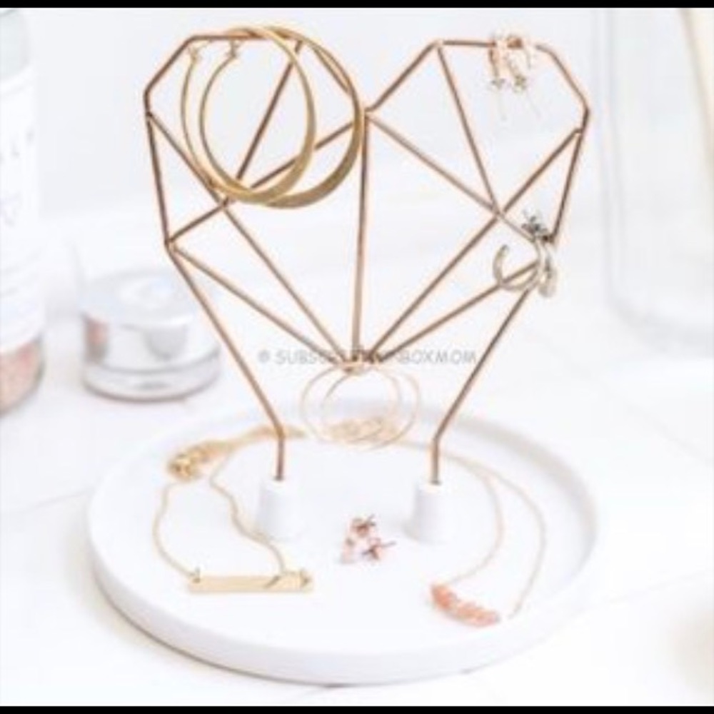 Coxet wire heart ceramic jewelry holder