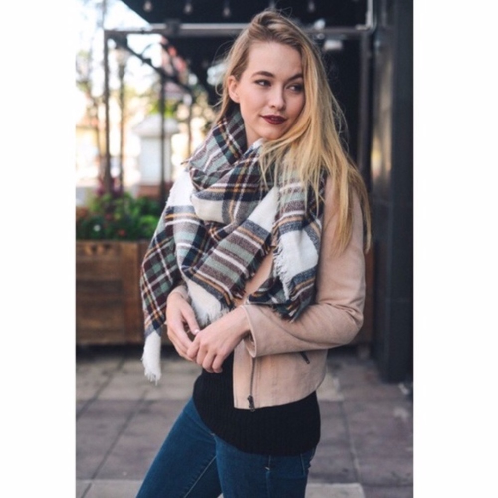 🔥ONE LEFT🔥Mint & White Blanket Scarf - Picture 3 of 3