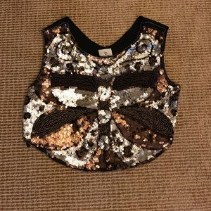 Shirt, sequins by hand.