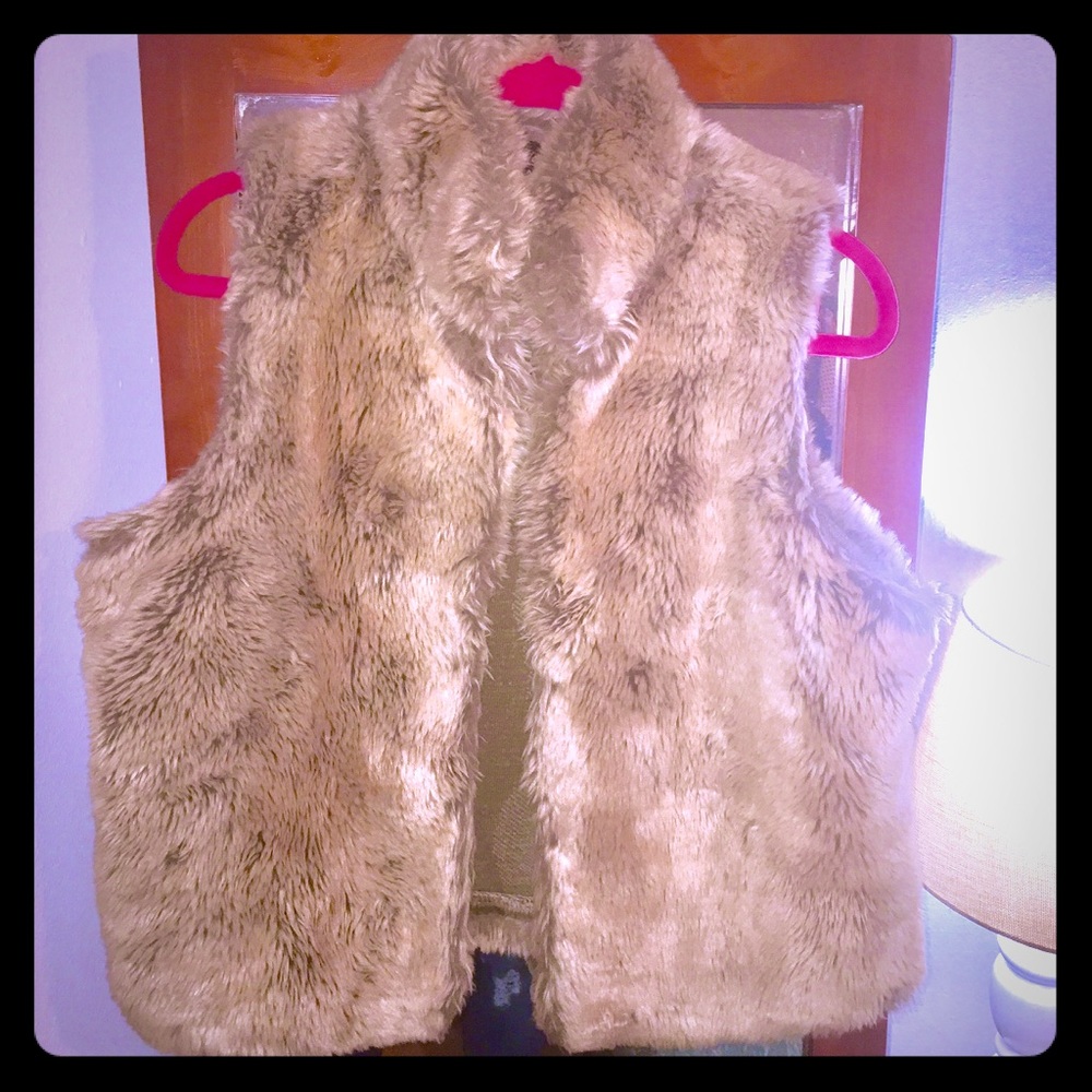 Faux fox fur vest. Brown/Tan.