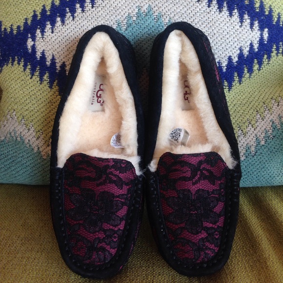 NEW UGG ANSLEY MOCCASIN MERLOT A BLK LACE OVER LAY - Picture 2 of 7