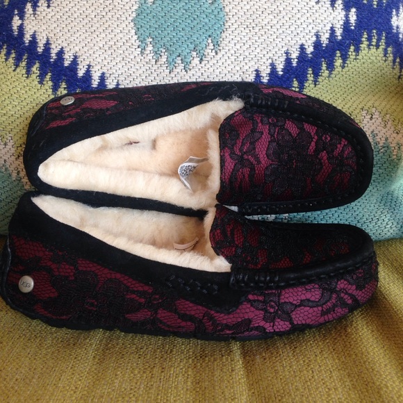 NEW UGG ANSLEY MOCCASIN MERLOT A BLK LACE OVER LAY - Picture 3 of 7