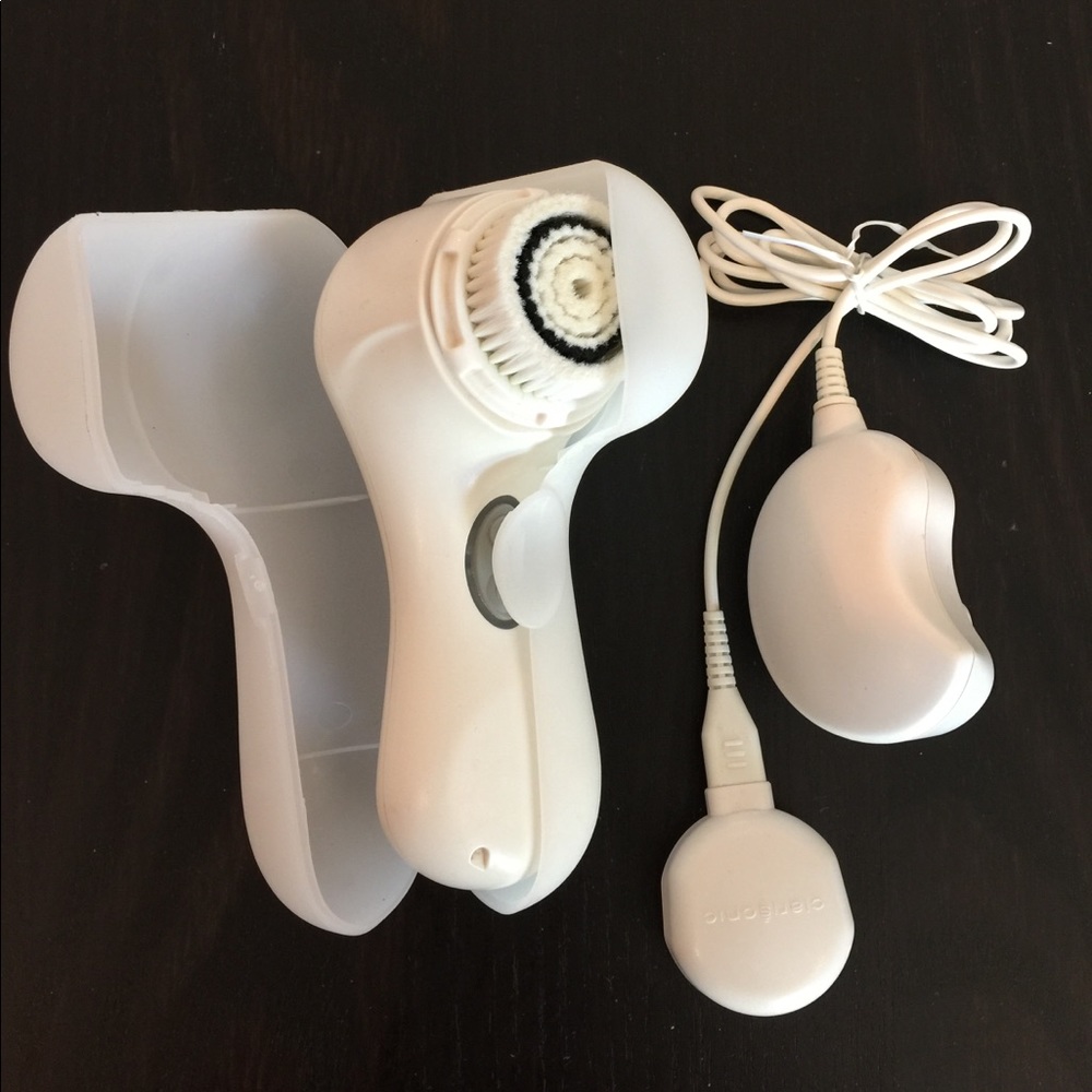 Clarsisonic MIA 2 cleanser facial brush with case