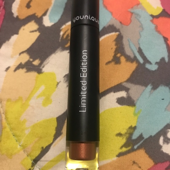 Younique Splash Liquid Lipstick - Picture 1 of 3