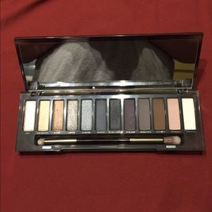 LIKE NEW! Urban Decay Naked Smoky palette!
