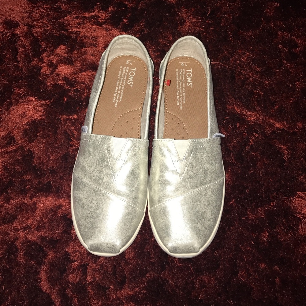 SOLD. Youth Light Gold Metallic Toms 6Y - Picture 2 of 4