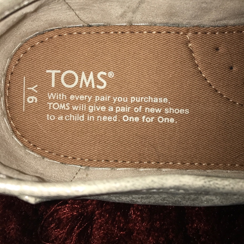 SOLD. Youth Light Gold Metallic Toms 6Y - Picture 3 of 4