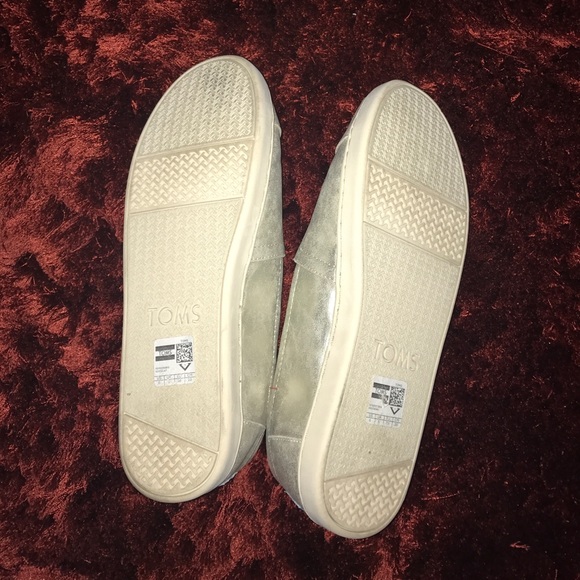 SOLD. Youth Light Gold Metallic Toms 6Y - Picture 4 of 4