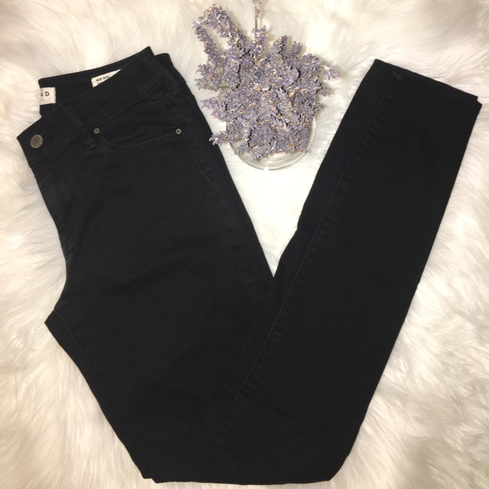 [SOLD] Bullhead Black Mid-Rise Skinny Jeans