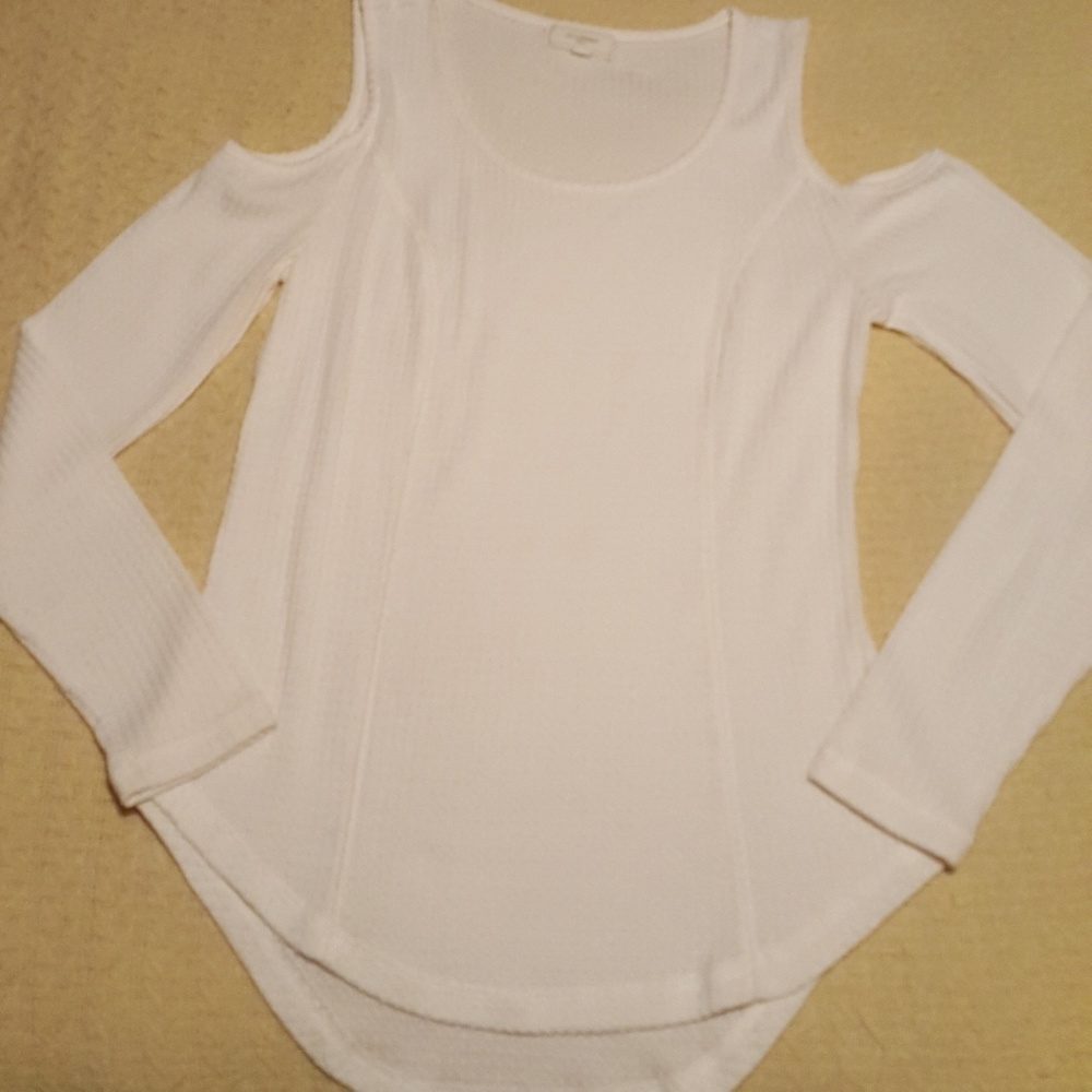 Cold shoulder thin sweater