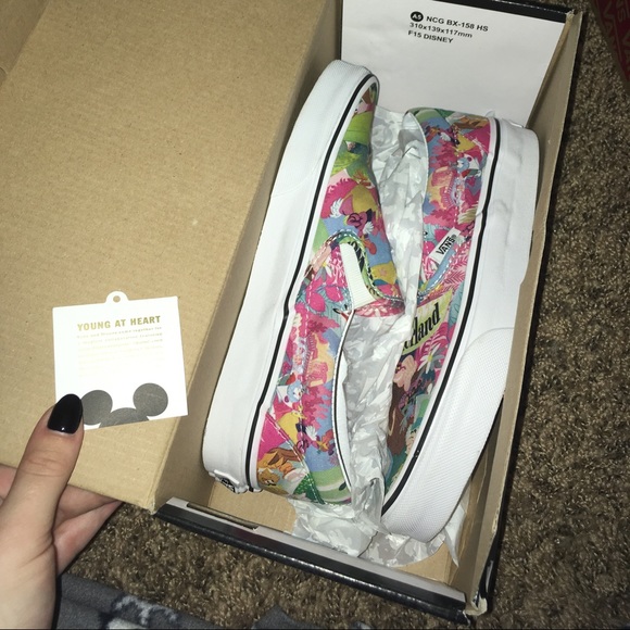 Alice in Wonderland Disney Vans - Picture 6 of 6