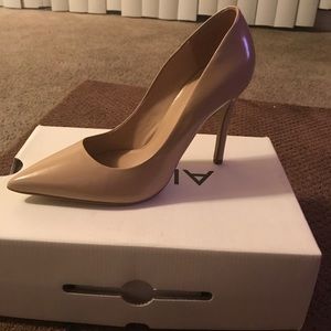 Nude Pumps
