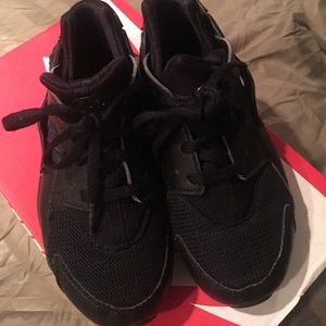 Huarache black sneakers