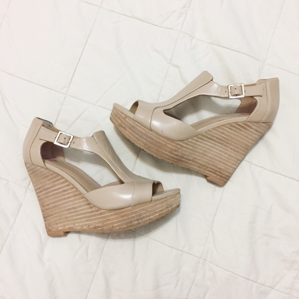 Nude/Tan Wedges