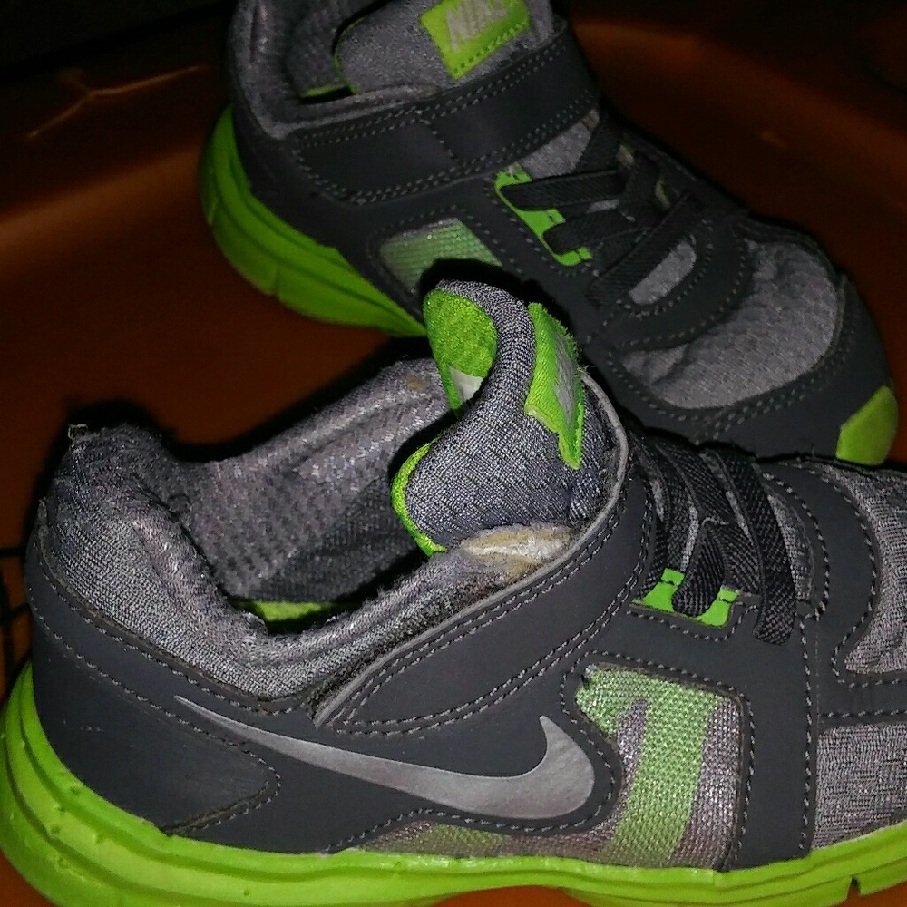 Nike size 9 toddler shoes