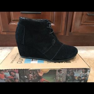 TOMS Desert Wedge in Black Suede.