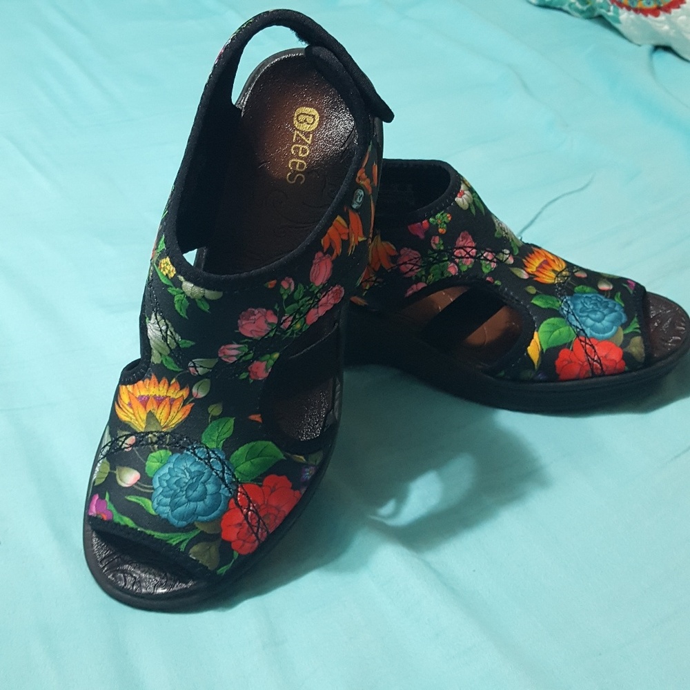 Bzees Dream Floral sandals