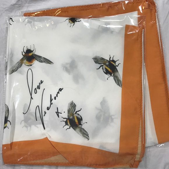 Victoria Beckham Target bee scarf NWOT - Picture 3 of 3