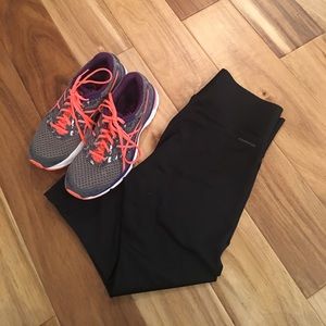 Medium Black Champion Performance Capri