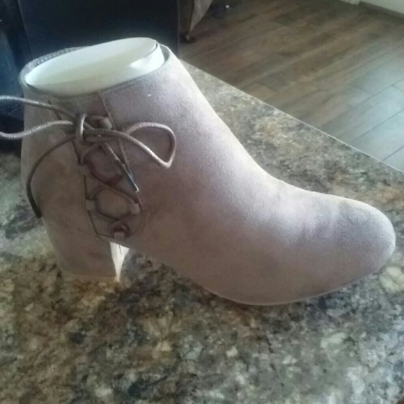 Women's booties. - Picture 7 of 7