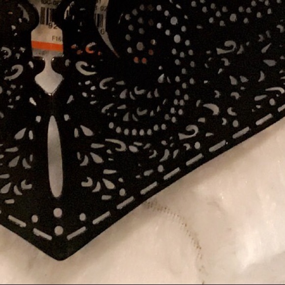 Black Shield Masquerade Mask - Picture 2 of 4