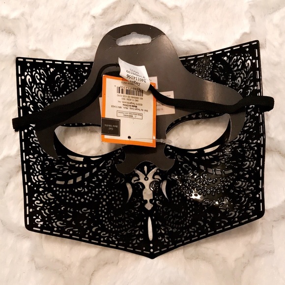 Black Shield Masquerade Mask - Picture 3 of 4