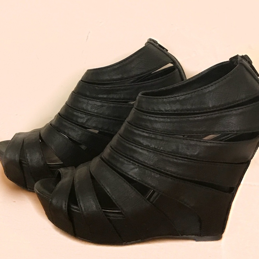 Black wedges