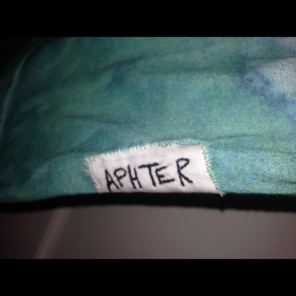 Graphic Beach T-Shirt - Picture 5 of 6