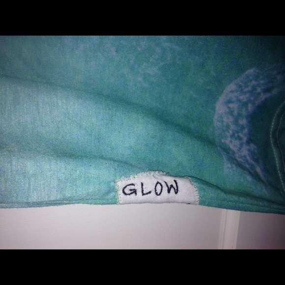 Graphic Beach T-Shirt - Picture 6 of 6