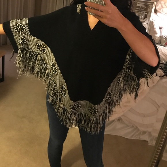 Hooded fringe poncho - Picture 2 of 8