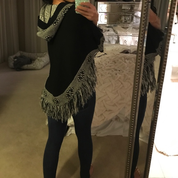 Hooded fringe poncho - Picture 3 of 8