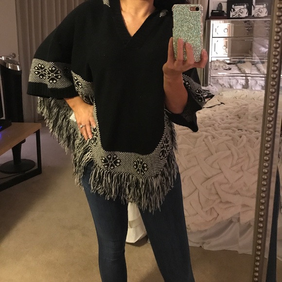 Hooded fringe poncho - Picture 4 of 8