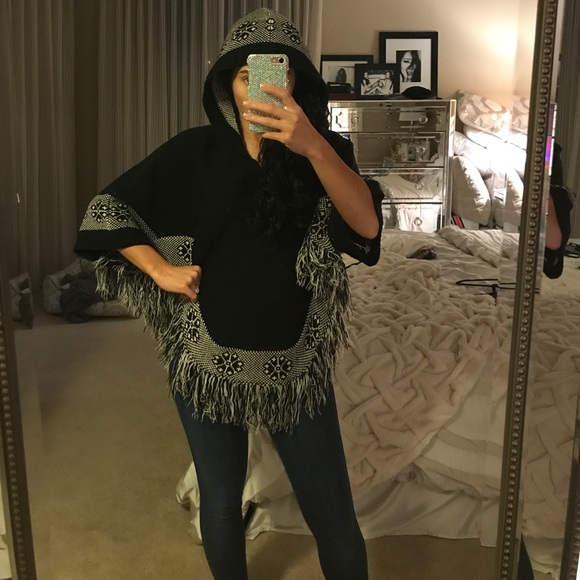 Hooded fringe poncho - Picture 5 of 8