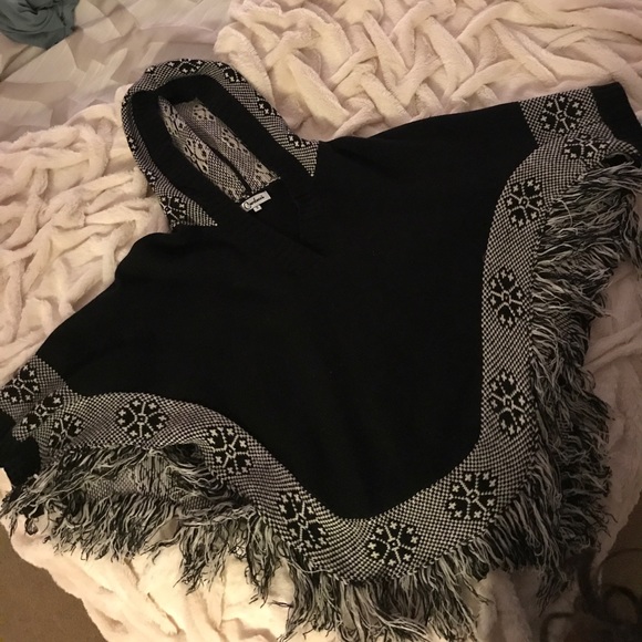 Hooded fringe poncho - Picture 6 of 8