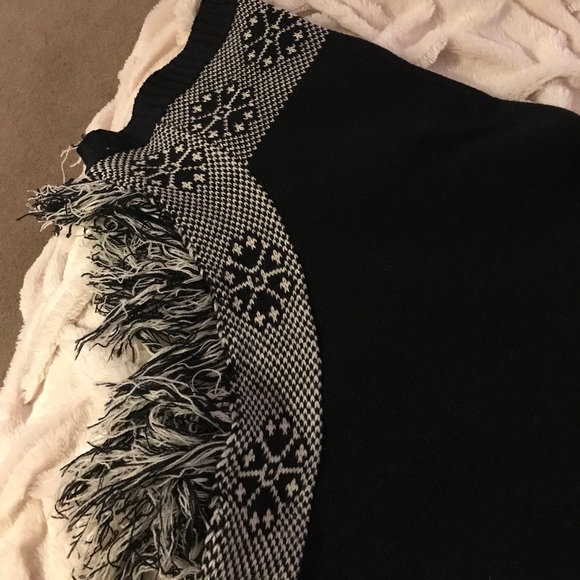 Hooded fringe poncho - Picture 8 of 8