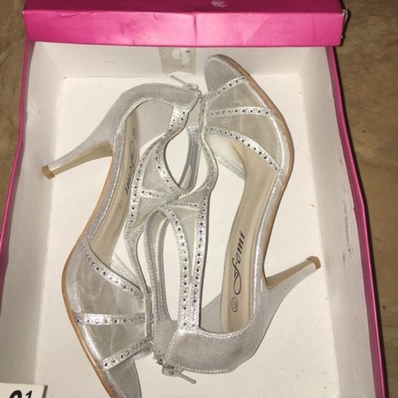 Pair of silver open-toe heeled shoes with box - Picture 2 of 2