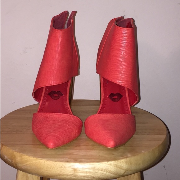 Cut-out Metallic Gold Block Heels - Picture 3 of 7