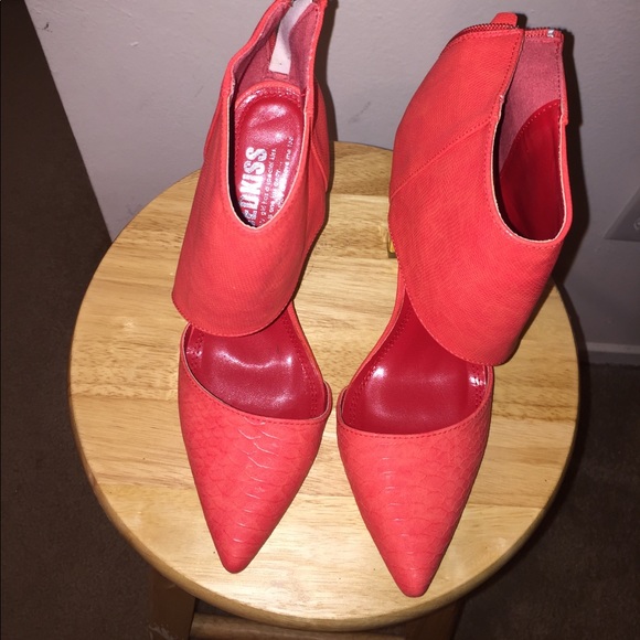 Cut-out Metallic Gold Block Heels - Picture 4 of 7