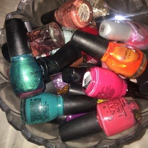 43 BUDLE OF NAIL POLISH