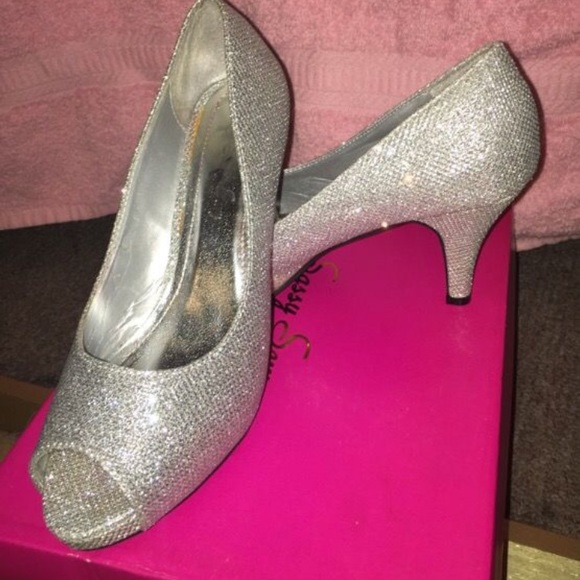 Pair of women's silver peep-toe pumps on box - Picture 2 of 2