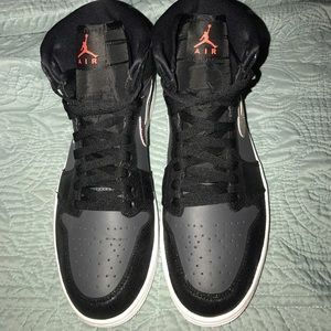 Men Air Jordan’s 1 retro size 10.5 Black/Gray/Gold