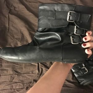 Ankle length black boots size 7 shoes
