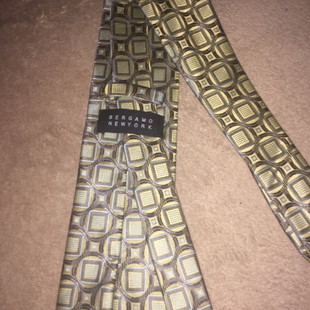 BERGAMO NEW YORK MEN'S TIE.  100% POLYESTER.  OS