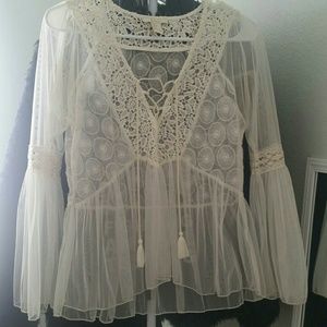 Boho cream colored top with bell sleeves! 😍