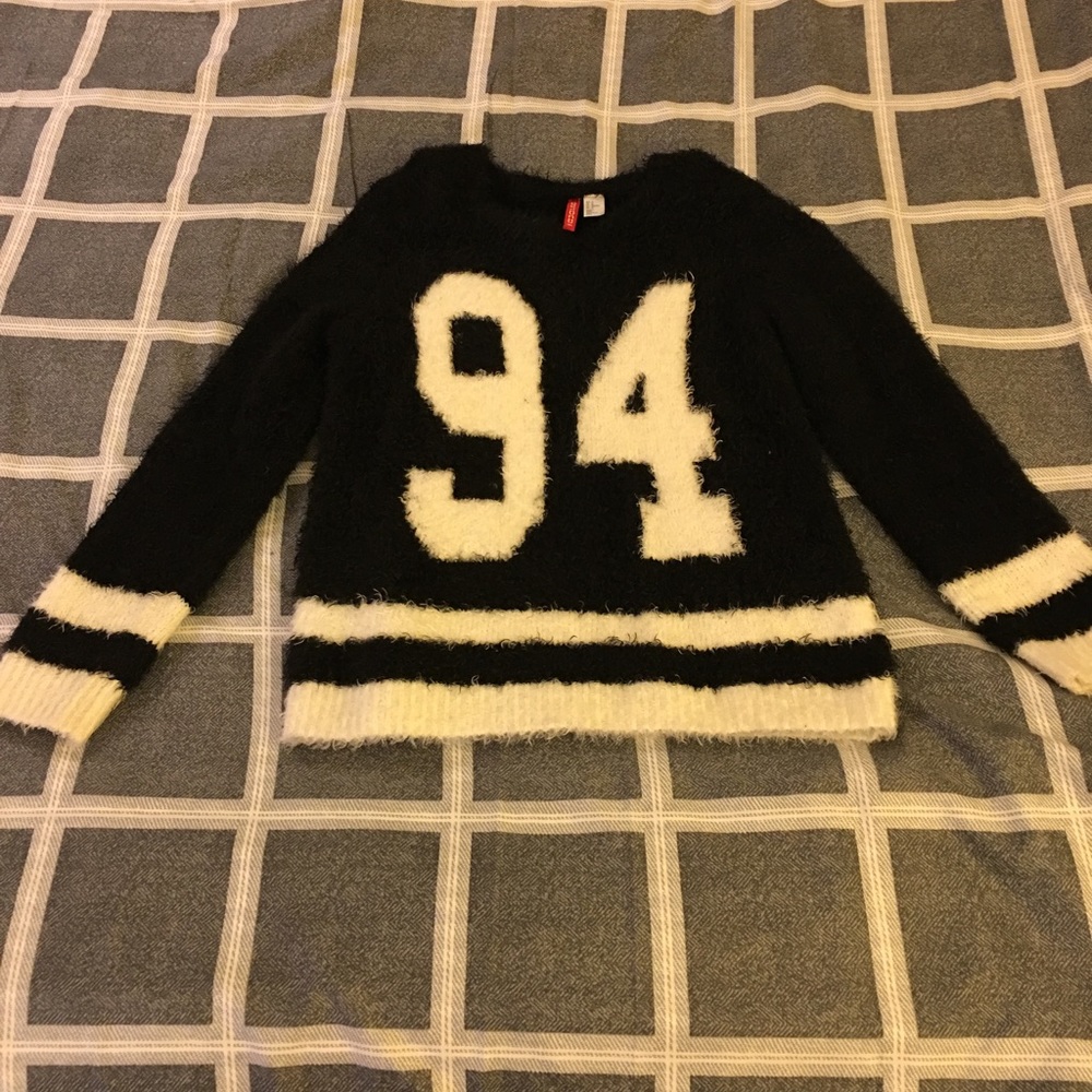 H&M black and white fuzzy sweater